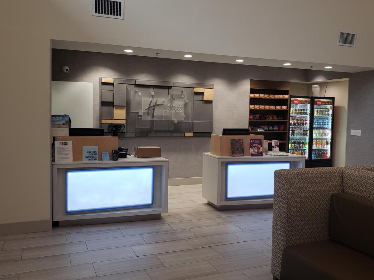 Holiday Inn Express Tampa North Telecom Park By Ihg Exterior photo